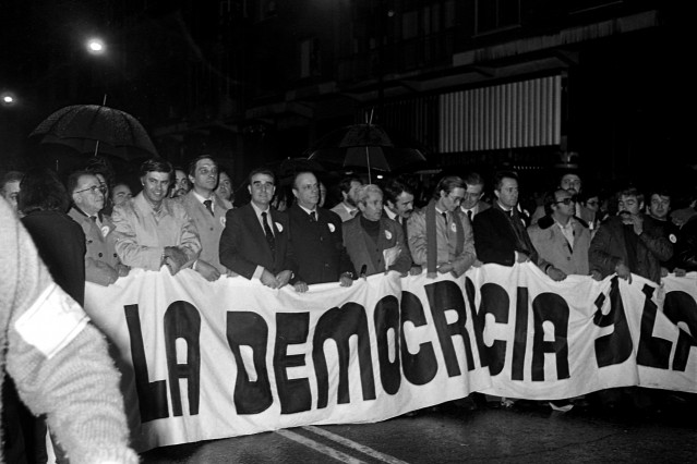 Archivo - Los líderes de los partidos políticos y sindicatos. De izq a dcha: Santiago Carrillo, Felipe González, Calvo Ortega, Rodriguez Sahagún, Fraga Iribarne, Marcelino Camacho y Jorge Verstrynge en la manifestación contra el 23-F, a 27 de febrero de 1