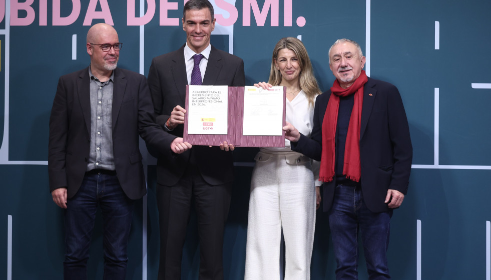 (I-D) El secretario general de CCOO, Unai Sordo; el presidente del Gobierno, Pedro Sánchez; la vicepresidenta segunda y ministra de Trabajo, Yolanda Díaz, y el secretario general de UGT, Pepe Álvar