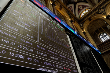 Archivo - Un panel del Ibex 35 en el Palacio de la Bolsa, a 3 de mayo de 2022, en Madrid (España).