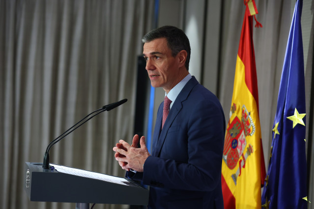 El presidente del Gobierno, Pedro Sánchez interviene durante un encuentro con empresarios españoles del sector de la IA, en la residencia del embajador de España en la República de la India.