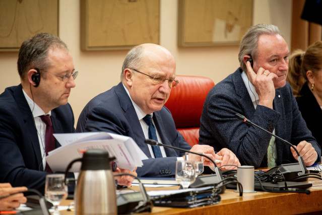 El comisario europeo de Defensa y Espacio, Andrius Kubilius (c), comparece ante la Comisión Mixta para la Unión Europea, en el  Congreso de los Diputados, a 19 de febrero de 2026, en Madrid (España).