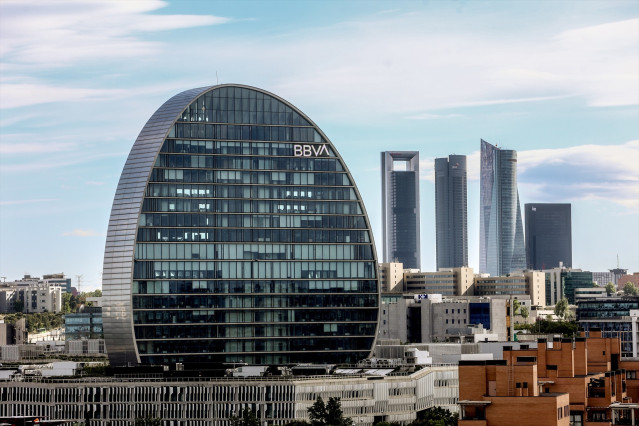 Archivo - Fachada del edificio ‘La Vela’, en la ciudad del BBVA