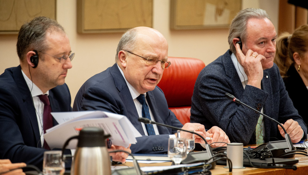 El comisario europeo de Defensa y Espacio, Andrius Kubilius (c), comparece ante la Comisión Mixta para la Unión Europea, en el  Congreso de los Diputados, a 19 de febrero de 2026, en Madrid (España