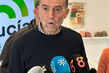 El coordinador federal de IU, Antonio Maíllo, atiende a los medios en Chiclana de la Frontera (Cádiz).