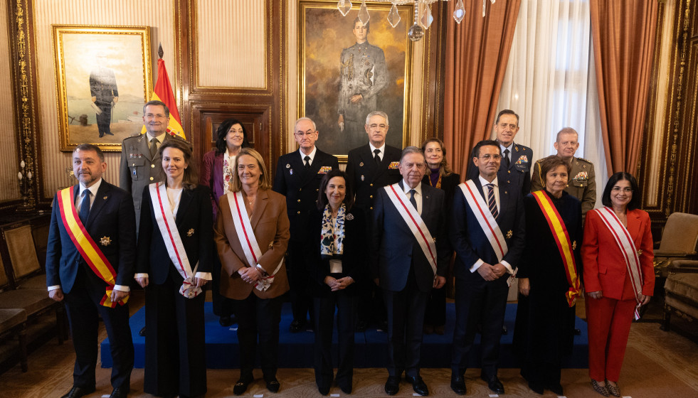 La ministra de Defensa, Margarita Robles, ha impuesto este jueves condecoraciones a varios alcaldes de ciudades españolas en las que se ha celebrado el Día de las Fuerzas Armadas (DIFAS)