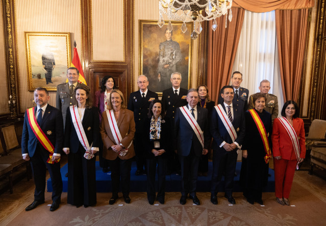 La ministra de Defensa, Margarita Robles, ha impuesto este jueves condecoraciones a varios alcaldes de ciudades españolas en las que se ha celebrado el Día de las Fuerzas Armadas (DIFAS)