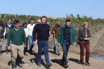 Visita del comisario europeo de Agricultura, Christophe Hansen, a Jerez de la Frontera (Cádiz), junto al presidente de la Junta de Andalucía, Juanma Moreno.