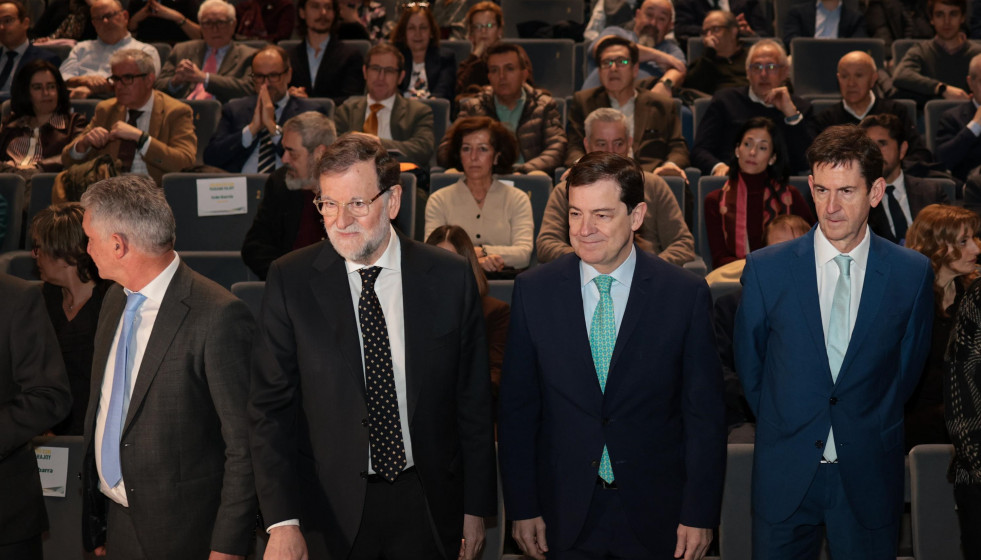 En el medio, el expresidente del Gobierno Mariano Rajoy junto al presidente de la Junta y del PP de Castilla y León, Alfonso Fernández Mañueco, en el encuentro 'El arte de gobernar' organizado por 