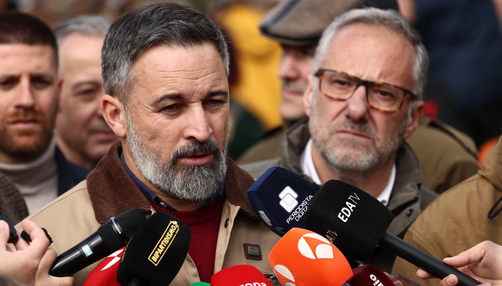 Santiago Abascal, en primer término, junto con Carlos Pollán, durante su atención a medios en Peñafiel.