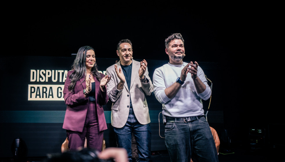 La periodista Sarah Santaolalla; el diputado de Más Madrid en la Asamblea, Emilio Delgado y el portavoz de ERC en el Congreso, Gabriel Rufián, durante un diálogo sobre el futuro de la izquierda alt