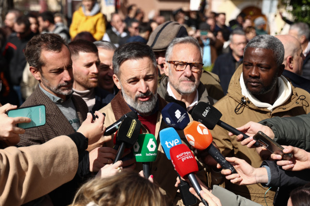 El presidente de VOX, Santiago Abascal (c), atiende a los medios de comunicación tras un acto electoral, a 19 de febrero de 2026, en Peñafiel, Valladolid (España)