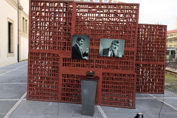 El Legislativo vasco ha encendido un pebetero junto a la escultura 'Brújula de Medianoche'