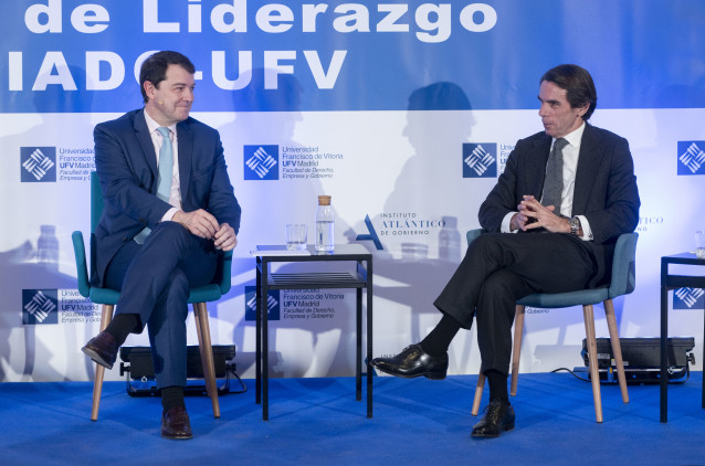 Archivo - El presidente de la Junta de Castilla y León, Alfonso Fernández-Mañueco (i), y el expresidente del Gobierno y presidente del Instituto Atlántico de Gobierno, IADG, José María Aznar (d), participan en una nueva sesión del Aula de Liderazgo IADG-U