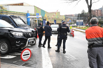 Agentes de la Policía Nacional a las afueras de la sede de Sidenor