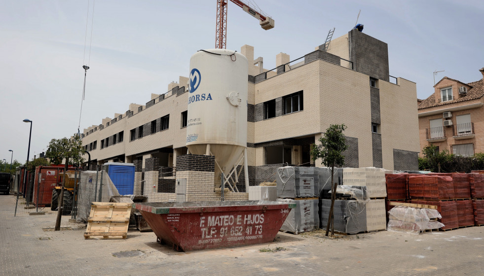 Archivo - Fachadas de viviendas en construcción