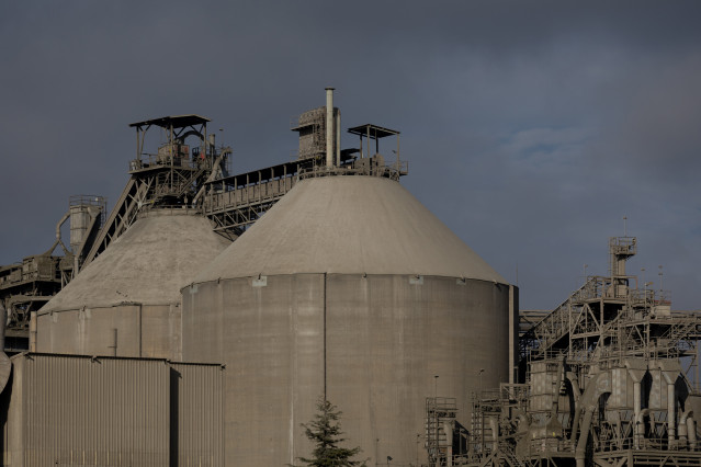 Archivo - Vista de una fábrica de cemento