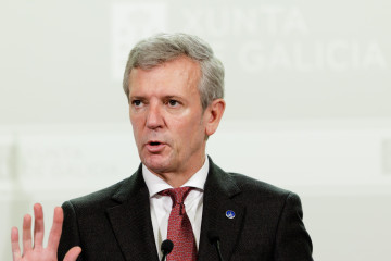 O titular do Executivo galego, Alfonso Rueda, acompañado pola conselleiro de Educación, Universidades, Ciencia e FP, Román Rodríguez, na rolda de prensa posterior á reunión do Consello da Xunta.