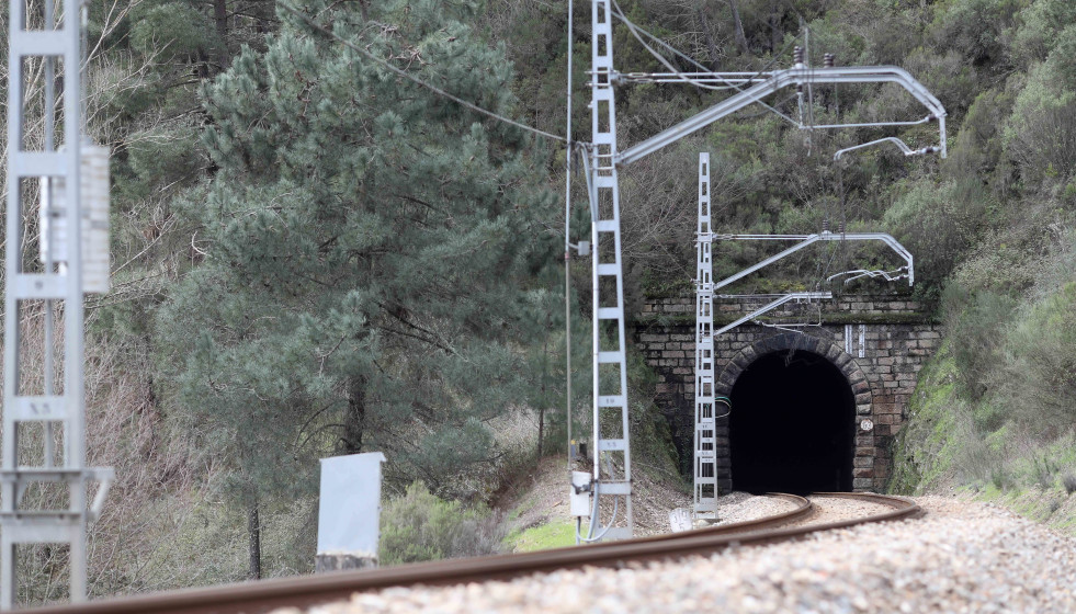 Vías de tren en Montefurado