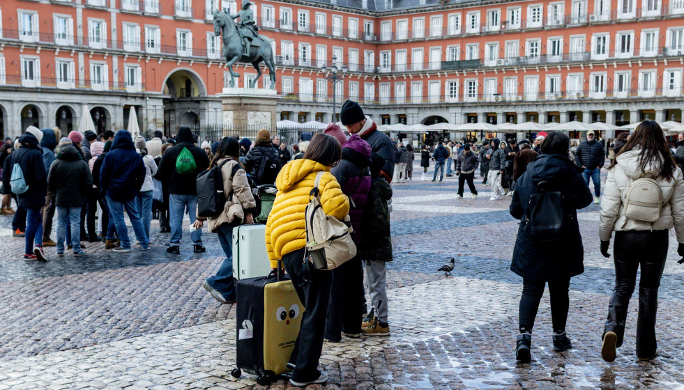Turistas en la Plaza Mayor, a 8 de febrero de 2026, en Madrid (España).