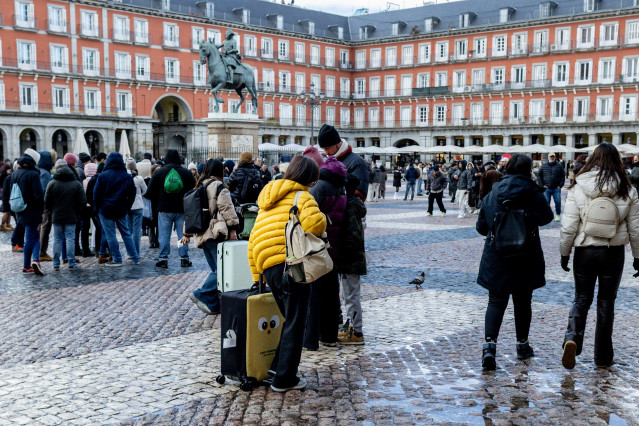 Turistas en la Plaza Mayor, a 8 de febrero de 2026, en Madrid (España).