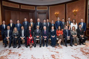El nuevo embajador de Estados Unidos en España, Benjamín León Jr, junto con los representantes de la Cámara de Comercio de Estados Unidos en España (AmChamSpain) , durante la recepción instituci