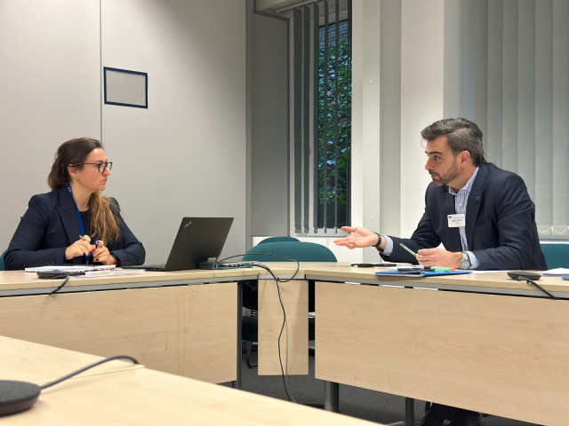 Diego Calvo reunido con Julie Buy.