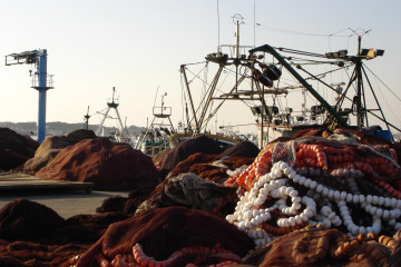 Archivo - Redes y aparejos de pesca en el puerto. Imagen de archivo.