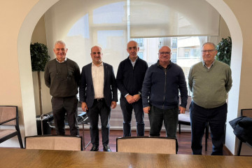 Representantes de ambas empresas tras la firma de la adquisición.