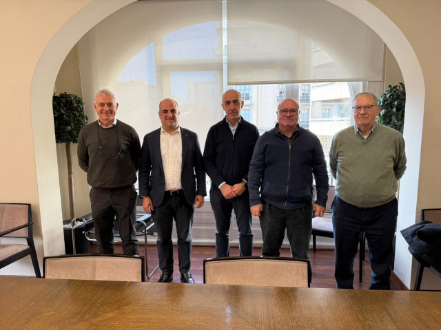 Representantes de ambas empresas tras la firma de la adquisición.