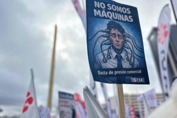 Cartel en una manifestación frente a la sede de CaixaBank denunciando la 