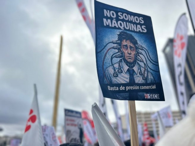Cartel en una manifestación frente a la sede de CaixaBank denunciando la 