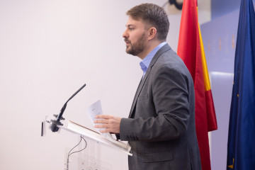 El diputado de Compromís Alberto Ibáñez durante una rueda de prensa en el Congreso de los Diputados, a 16 de febrero de 2026, en Madrid (España).