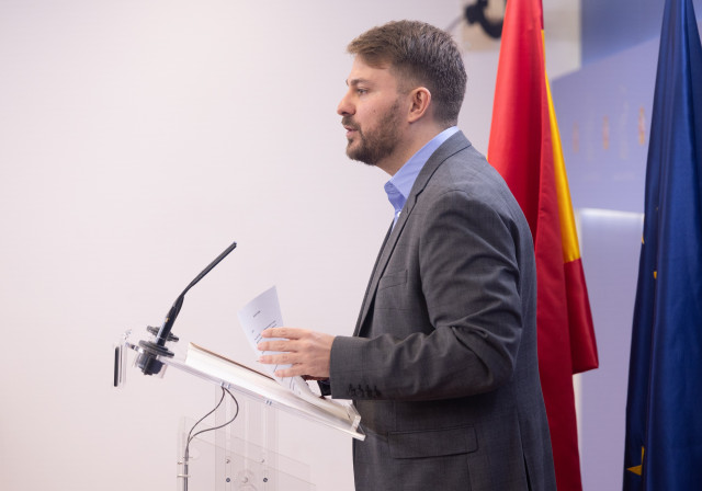 El diputado de Compromís Alberto Ibáñez durante una rueda de prensa en el Congreso de los Diputados, a 16 de febrero de 2026, en Madrid (España).