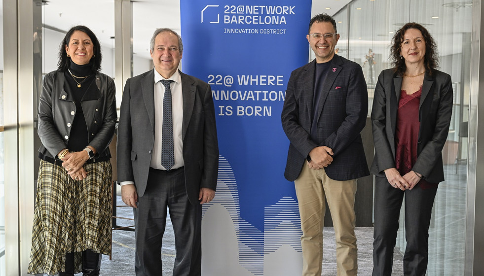 Representantes del 22@Network Barcelona junto al ministro Hereu