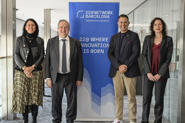 Representantes del 22@Network Barcelona junto al ministro Hereu