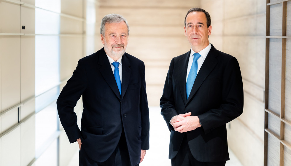 Archivo - El presidente de CaixaBank, Tomás Muniesa, y el consejero delegado, Gonzalo Gortázar.