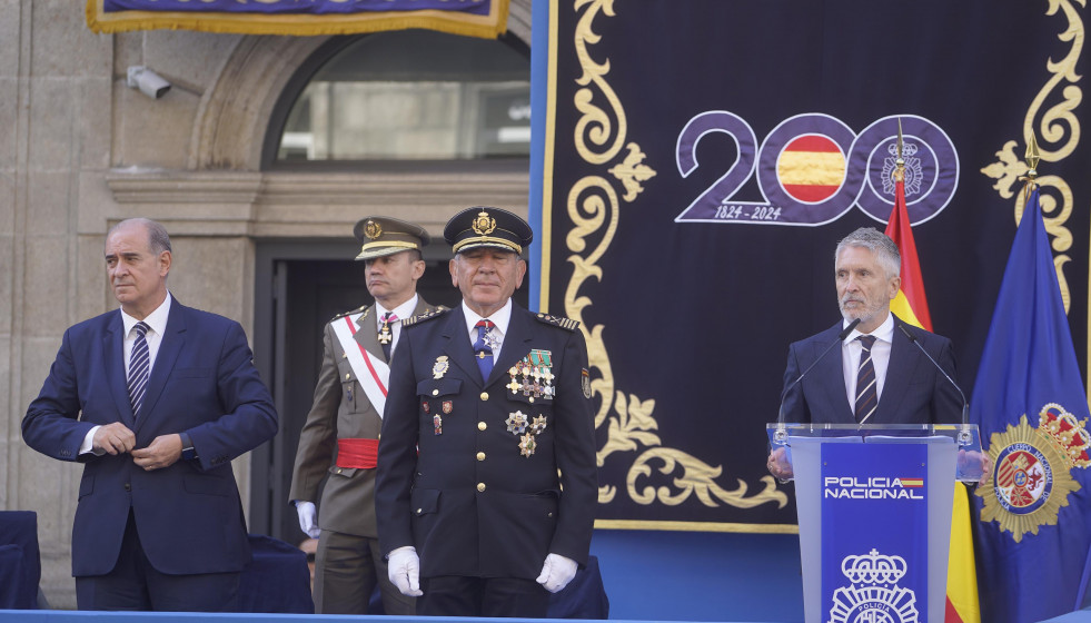 Archivo - El ministro del Interior, Fernando Grande-Marlaska (d), preside el acto central del Día de la Policía en Vigo, junto al DAO y al director general