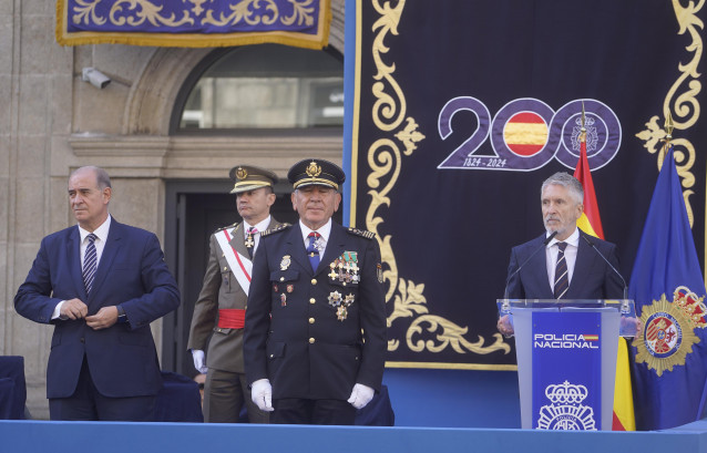 Archivo - El ministro del Interior, Fernando Grande-Marlaska (d), preside el acto central del Día de la Policía en Vigo, junto al DAO y al director general