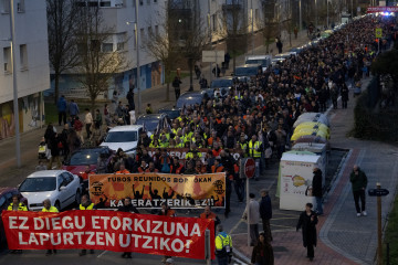Miles de personas apoyan en manifestación en Amurrio (Álava) a los trabajadores de Tubos Reunidos y Maderas Llodio afectados por 336 despidos