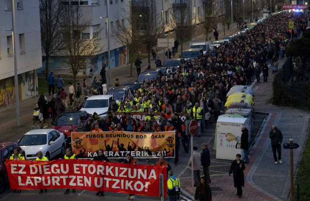 Miles de personas apoyan en manifestación en Amurrio (Álava) a los trabajadores de Tubos Reunidos y Maderas Llodio afectados por 336 despidos