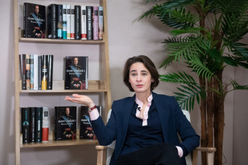 La escritora francesa Laurence Debray, biógrafa de Juan Carlos I, posa en una entrevista con Europa Press junto a ejemplares del libro 'Reconcilación' (Grupo Planeta)