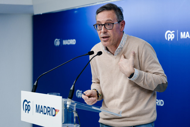 El secretario general del PP de Madrid, Alfonso Serrano, durante una rueda de prensa, en la sede del PP, a 6 de febrero de 2026, en Madrid (España). Serrano ha comparecido tras la denuncia de acoso de una exconcejal de Móstoles contra el alcalde.