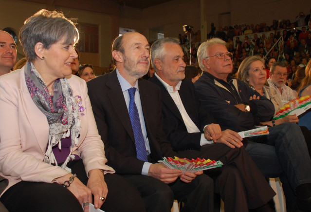 Archivo - Araceli Carrillo, el fallecido Alfredo Pérez Rubalcaba, José Antonio Griñán y Felipe González, en una imagen de archivo.