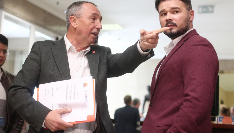 Archivo - El diputado de Compromís, Joan Baldoví (i), junto al portavoz de ERC en el Congreso, Gabriel Rufián (d)
