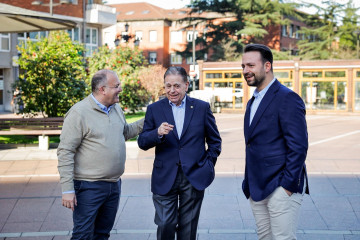 El secretario general del PP, Miguel Tellado, conversa con el alcalde de Oviedo, Alfredo Canteli, y el presidente del PP de Asturias, Álvaro Queipo, a su llegada al Congreso Local del PP de Oviedo en