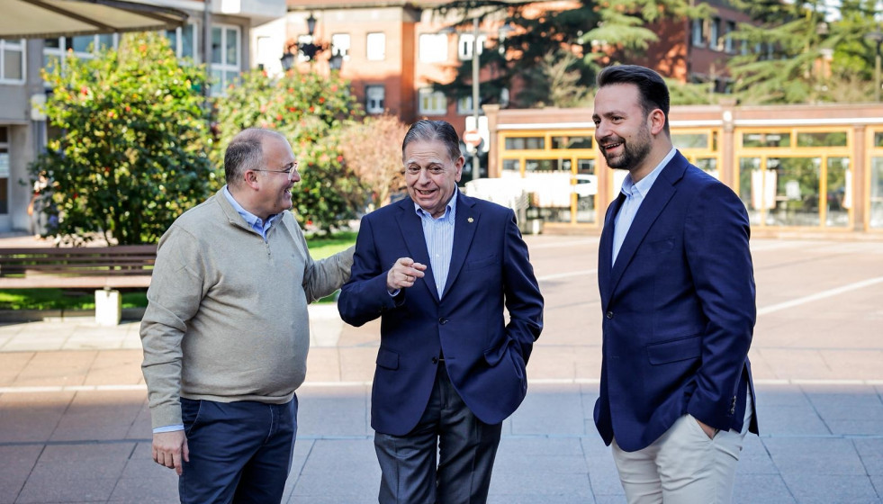 El secretario general del PP, Miguel Tellado, conversa con el alcalde de Oviedo, Alfredo Canteli, y el presidente del PP de Asturias, Álvaro Queipo, a su llegada al Congreso Local del PP de Oviedo en