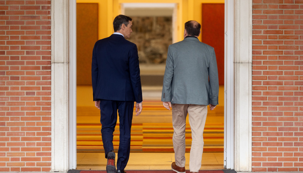 Archivo - El presidente del Gobierno, Pedro Sánchez, recibe al presidente de Esquerra Republicana de Catalunya (ERC), Oriol Junqueras, en el Palacio de la Moncloa,