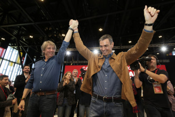 Archivo - El secretario general del PSOE de Castilla y León y candidato a la Presidencia de la Junta, Carlos Martínez Mínguez, y el secretario general del PSOE y presidente del Gobierno, Pedro Sán