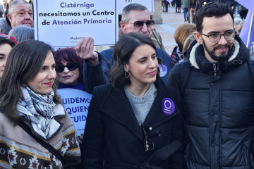 La eurodiputada y secretaria política de Podemos, Irene Montero, junto a la secretaria general de la formación 'morada', Ione Belarra, y el secretario autonómico, Miguel Ángel Llamas.