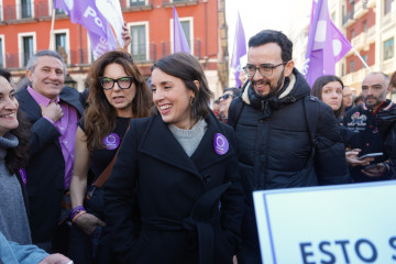 La secretaria política de Podemos y eurodiputada, Irene Montero (i), y el coordinador general de la formación en Castilla y León Miguel Ángel Llamas (d) atienden a los medios durante una concentra